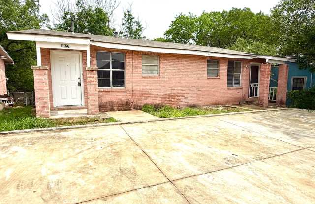 AVAILABLE NOW! 2 Bedroom / 1 Bath Duplex Near Brooks City Base! photos photos