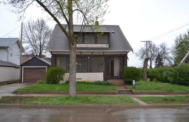 Historic Downtown Single Family Home for Rent! Claw foot tub and hardwood floors! Garage! Gallery 1