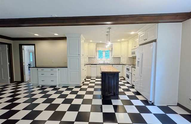 717 Sunrise Lane Gallery 4