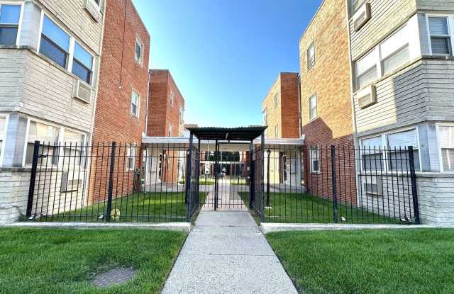 2409 W Balmoral Avenue unit: 2D - 2409 West Balmoral Avenue, Chicago, IL 60625