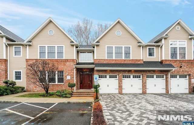 12 Hemlock Lane Gallery 1