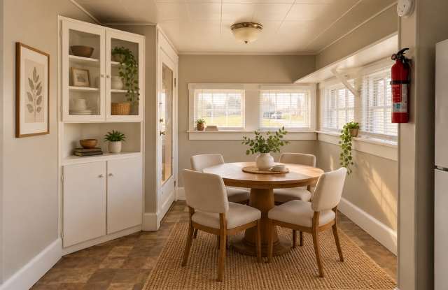 For Rent: 2401 S Mulberry St. Cozy 2 Bedroom 1 Bath, New Flooring! Bonus Room! Gallery 4