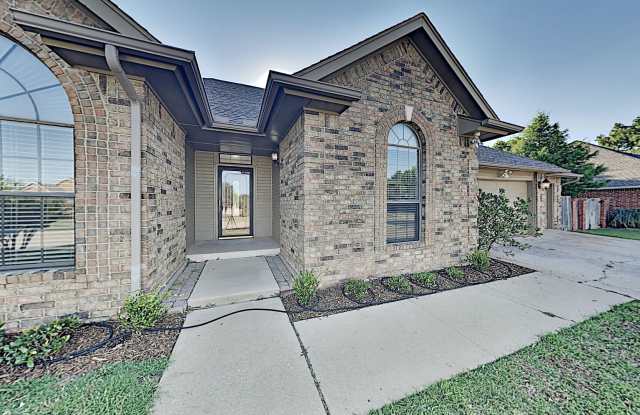 Beautiful and Spacious 3 Bedroom 2 Bathroom Home in Yukon Schools with Storm Shelter Gallery 4