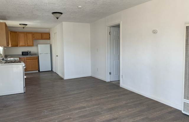 Charming 1 Bed / 1 Bath Duplex with Driveway Parking photos photos