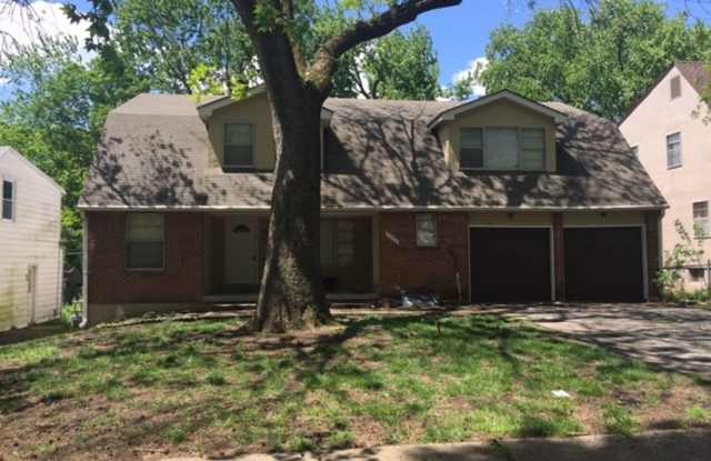 Main level Duplex 3 Bed / 1.5 Bath - 7624 Baltimore Avenue, Kansas City, MO 64114