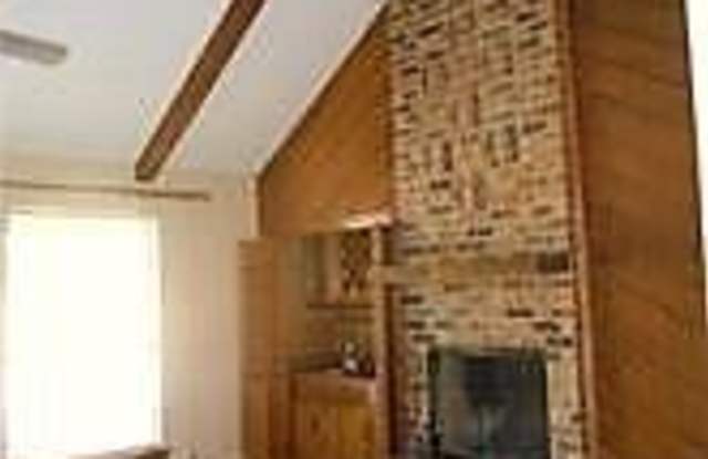 2316 Stonegate Drive N Gallery 3