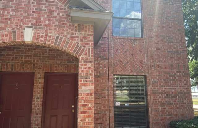 2 Bedroom Townhome in Denton - 2204 North Carroll Boulevard, Denton, TX 76201