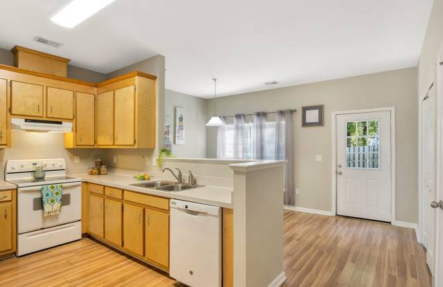 SPACIOUS 3 BEDROOM 2.5 BATH TOWNHOME NEAR MILITARY BASES AND SCHOOLS! - 1941 Algonquin Trail, James City County, VA 23185