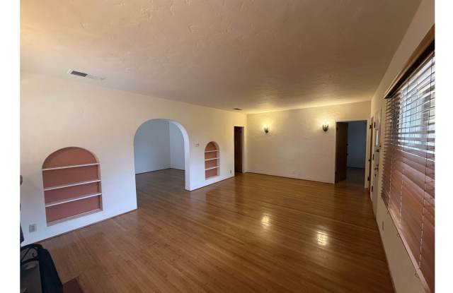 1211 East Cota Street Gallery 4