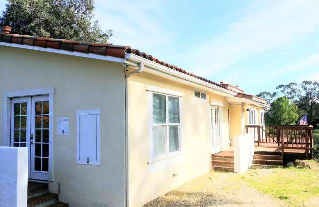 Peaceful and quiet retreat close to town - 1bed/1bath with private entrance photos photos