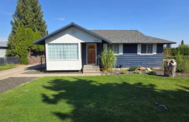 $2,195 / Beautiful House! 1800 sq ft 4br 2 bath  with large fenced yard. photos photos
