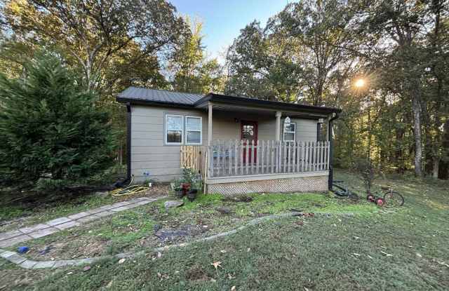 Charming 2BR House in Paris - 317 Guthrie Drive, Henry County, TN 38242