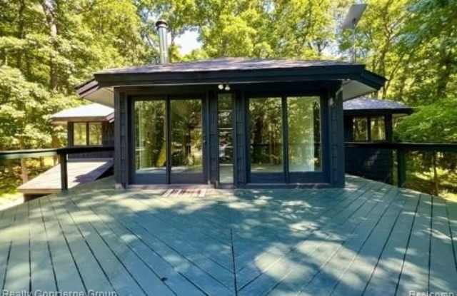 5900 Sylvan Road Gallery 4
