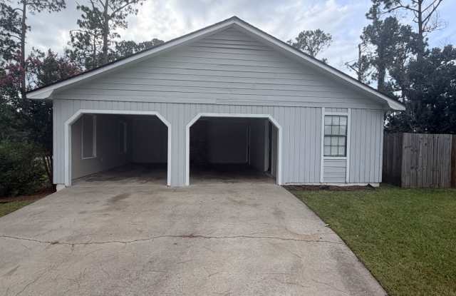 Spacious 3BR/2BA in Lake Park | Screened Porch & Fireplace Gallery 3