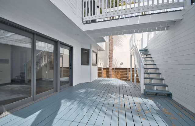 Remodeled 4-Bedroom + Loft Beach House with Ocean Views - North Manhattan Beach Sand Section Gallery 4