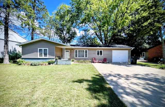 806 South Walnut Street - 806 South Walnut Street, Mahomet, IL 61853