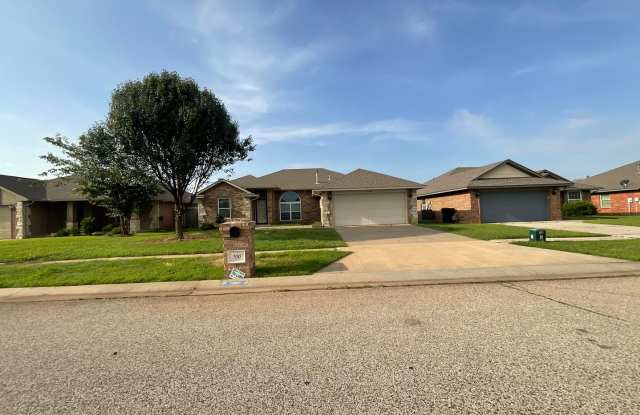 4 bed, 2 bath, 2 car garage, 12-14 person Storm Shelter photos photos
