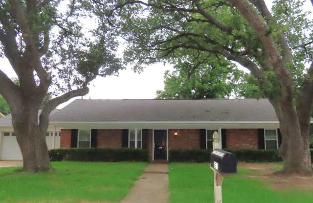 South Tyler! Lovely 3 Bedroom, 2 Bath House w/Garage photos photos