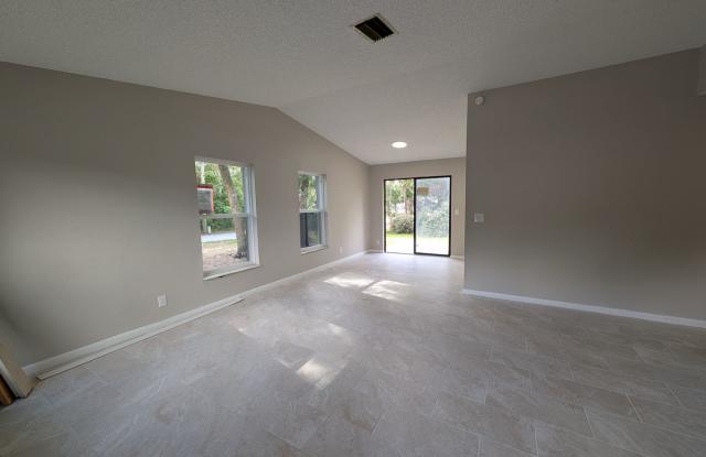Updated 2 bedroom, 1 bath duplex apartment with inside laundry in beautiful Silver Springs photos photos