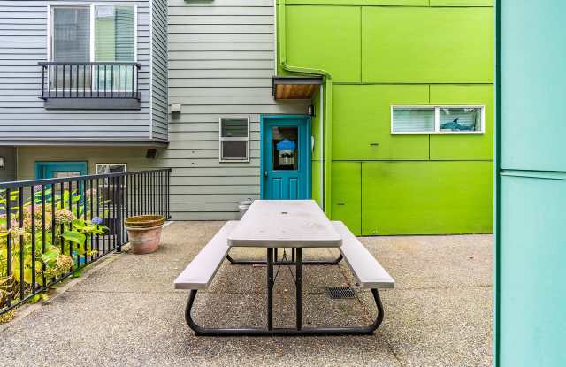 Videré - Courtyard Studios on Cap Hill! Gallery 3