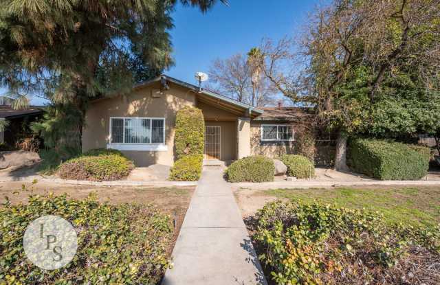 Kerman Westside Large 3 Bedroom Home, 1628sf, Built 1977 - Lots of Amenities! photos photos