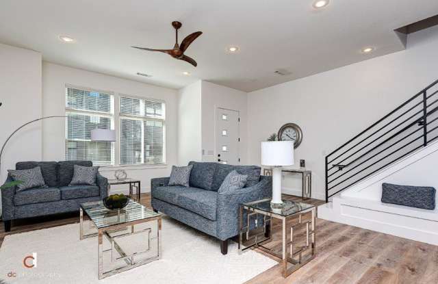2304  SE C Gallery 4