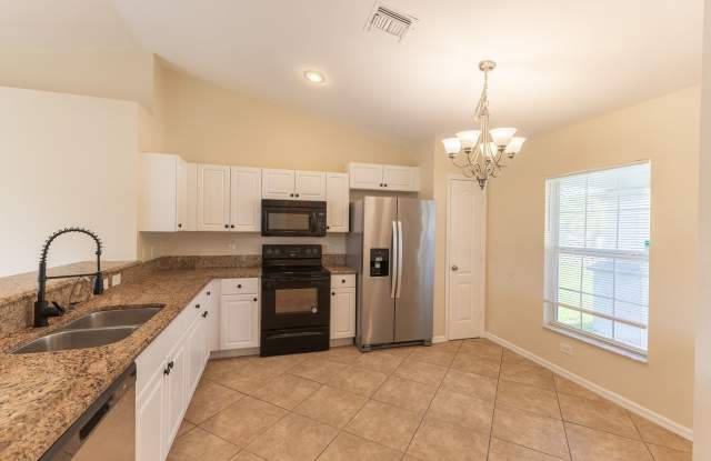 3/2 Single Family home freshly painted interior and exterior Gallery 4