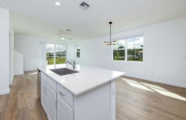 246 SE Woodbark Street Gallery 4