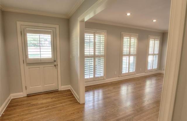 5575 Lake Forrest Drive Gallery 3