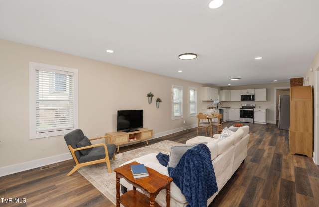 1465 Highpoint Gallery 3