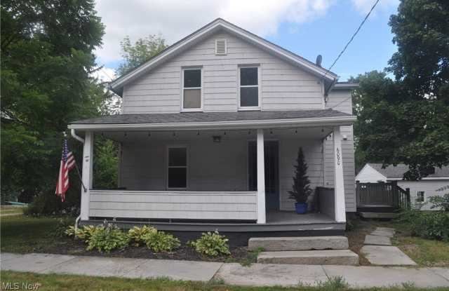 6090 N Locust Street photos photos