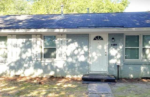 Freshly painted, updated 3 bed, 1 bath Ranch on a fully fenced corner lot, Minutes to Uptown Gallery 3