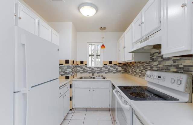 2 bedroom, 2 bath town house minutes from the Strip photos photos