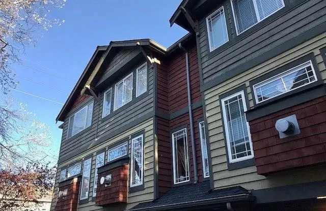 Appealing 2 bed / 1.5 bath townhouse in Greenwood/N Seattle with new flooring photos photos