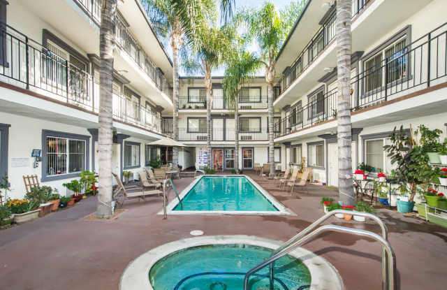 Tarzana Courtyard - Senior Housing Gallery 3