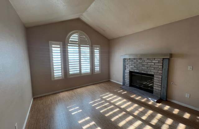 3 bed - 2 bath Single Family Home! Gallery 4