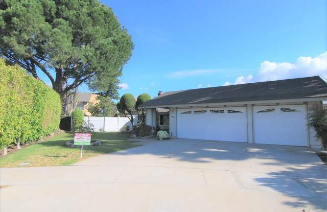 Spacious Cul De Sac House with Yard and Pool photos photos