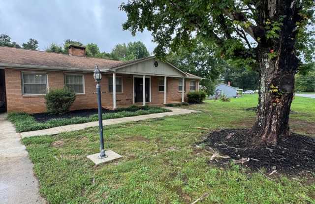 Spacious 3 Bedroom Home with Office, Pool, & Lawn Care Included – Hudson, NC photos photos
