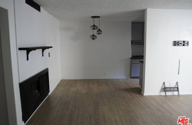 912 Hilldale Gallery 4