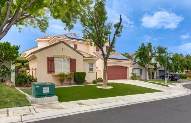 Luxurious, Entertainers Dream 4 Bedroom Home Gallery 3