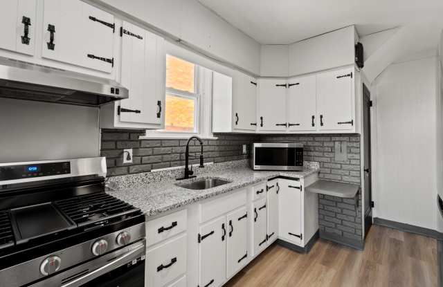 Beautiful 3 Bedroom House in Carrick Available May 1! photos photos