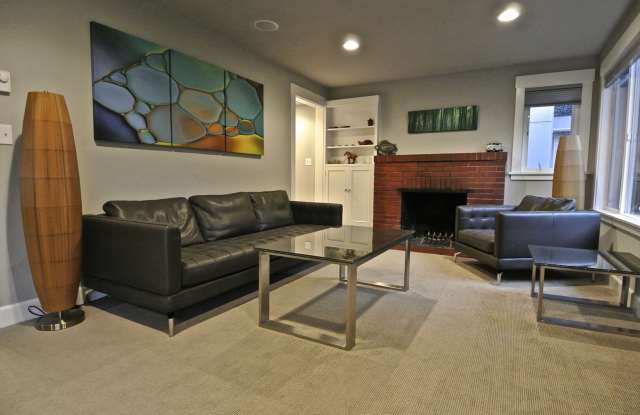 Beautiful 4 bed home in desirable Eastlake! Available 9/16/2026! Gallery 3