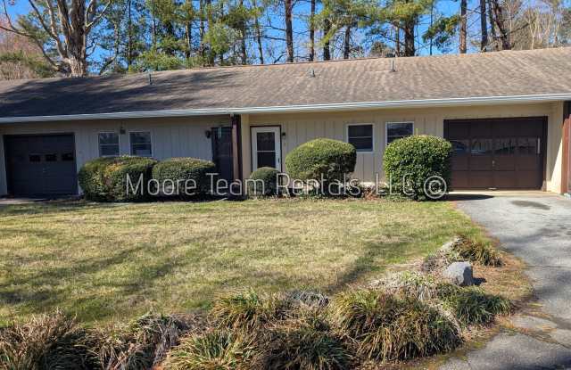 2/1.5 Condo Close to Downtown - 605 Hebron Road, Hendersonville, NC 28739