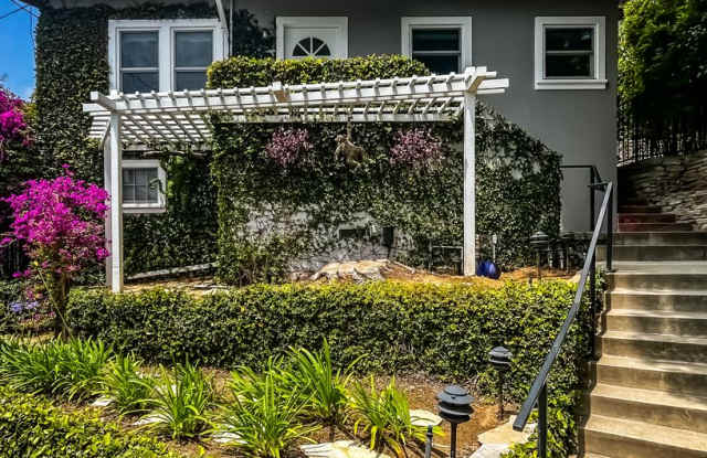 *OPEN HOUSE Sun 8/30 1pm-2pm* Unbelievable Stand-Alone 2-Bedroom House in Prime West Hollywood Hills photos photos