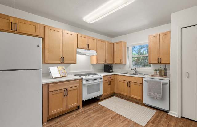 Regency Palms Apartments - Affordable Housing Gallery 2