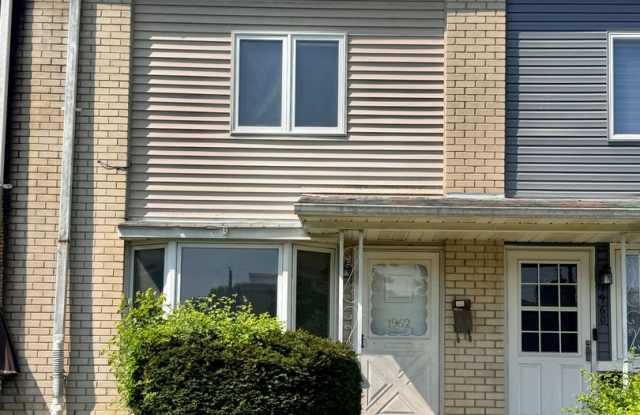 SUPER CLEAN THREE BEDROOM TOWNHOME Gallery 1