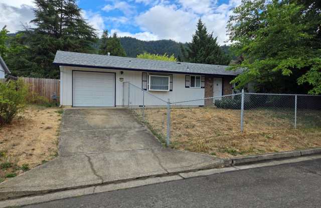 Myrtle Creek 3 bedroom home with 1 car garage - 310 Donald Terrace, Tri-City, OR 97457