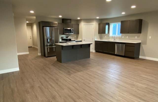 Luxury 3 bedroom, 2 bath home with double garage! Gallery 3