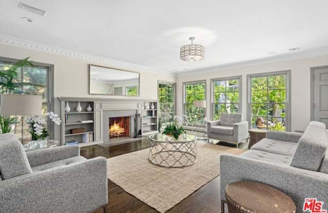 449 Westbourne Dr Gallery 2