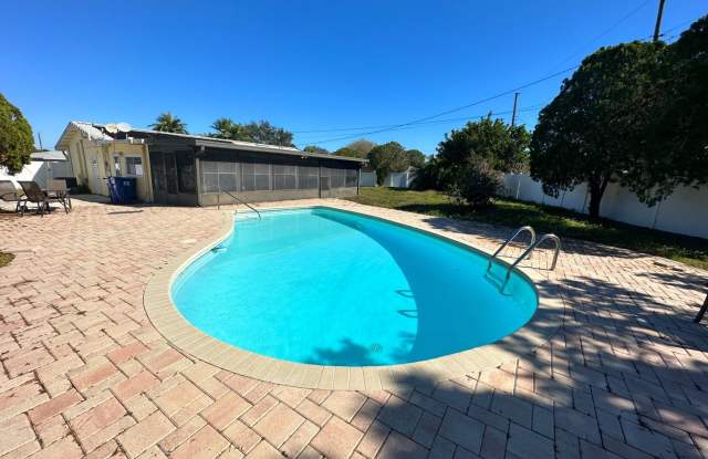 Spacious 3BR Home with Pool, Huge Florida Room & Fenced Yard Gallery 3